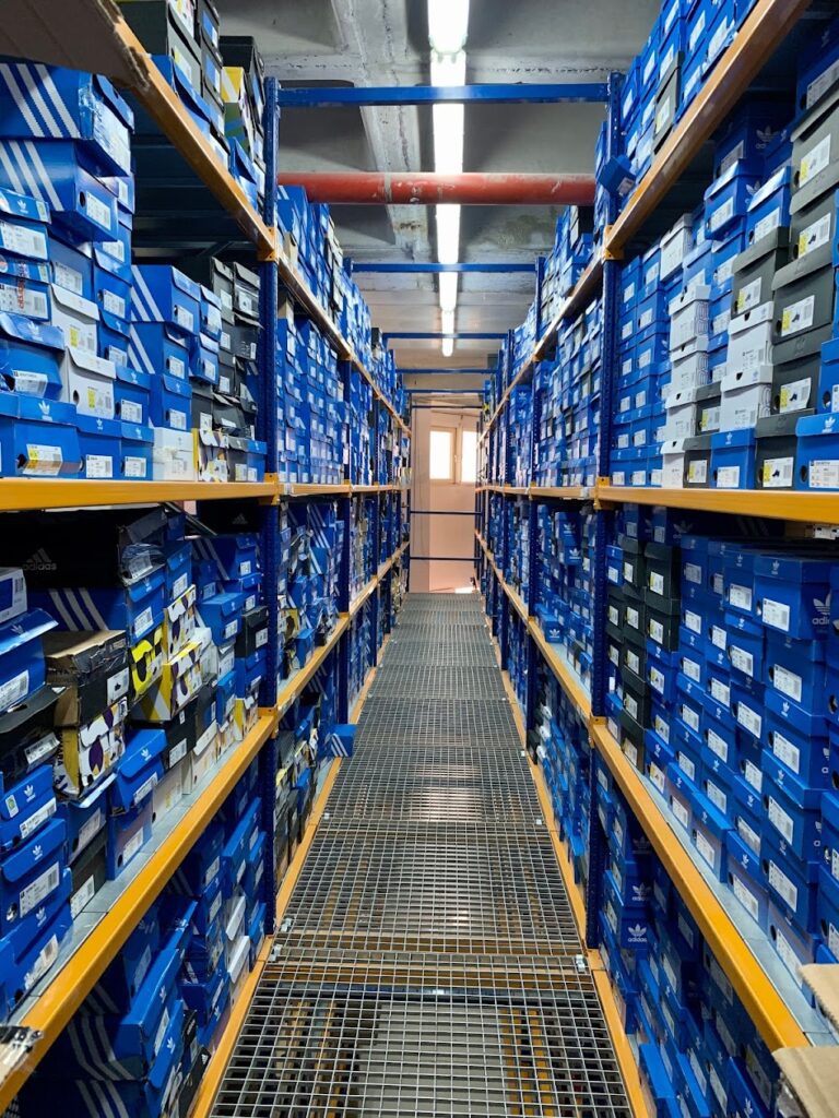 RND Fulfillment: Modern ve güvenli depolama alanı, geniş ve düzenli saklama çözümleri.