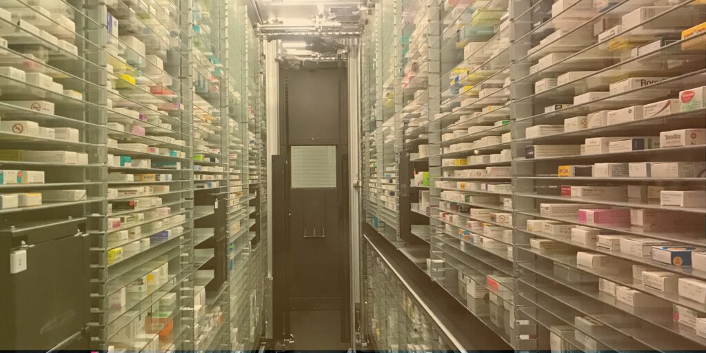 Depo operasyonları ve fulfillment süreçleri görseli. Gönderi ve lojistik yönetimi.