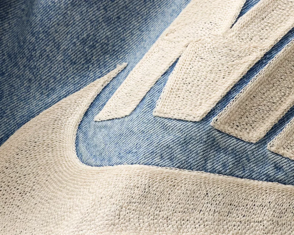 Levis ve Nike spor ayakkabıları rahat ve şık görünüyor.